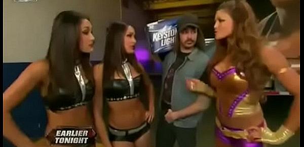  Kelly Kelly and Eve vs Maryse and Melina.